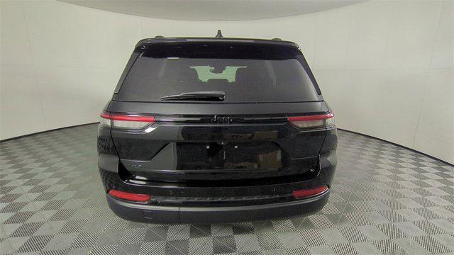 Photo of 2024 Diamond Black Crystal Pearlcoat Jeep Grand Cherokee