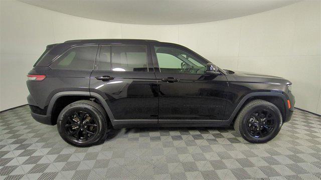 Photo of 2024 Diamond Black Crystal Pearlcoat Jeep Grand Cherokee