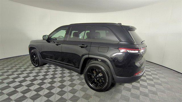 Photo of 2024 Diamond Black Crystal Pearlcoat Jeep Grand Cherokee