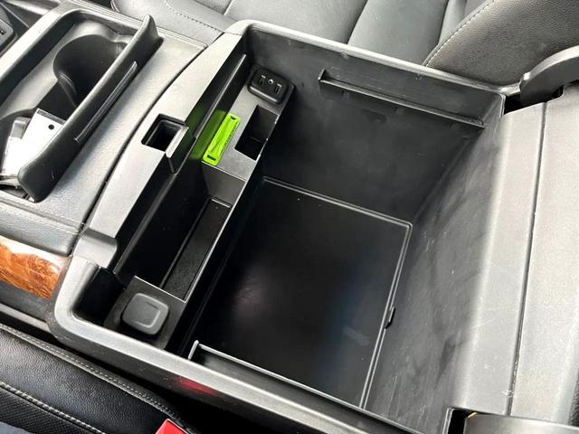 Photo of 2018 Silver Ice Metallic Chevrolet Suburban