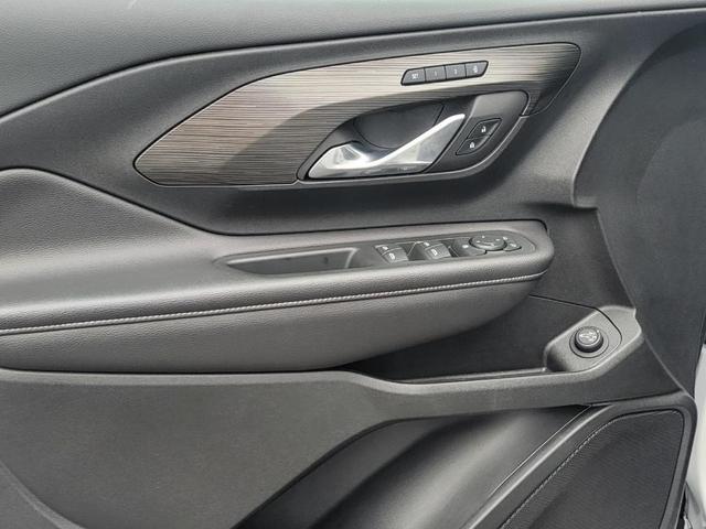 Photo of 2022 Summit White GMC Terrain