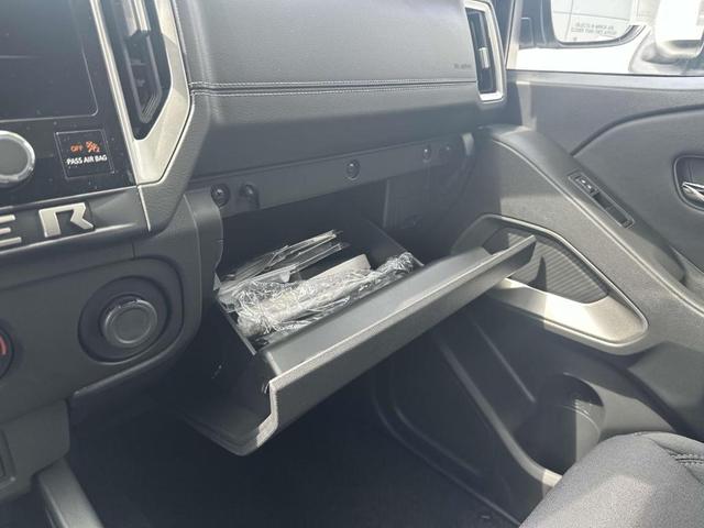 Photo of 2025 Glacier White Nissan Frontier