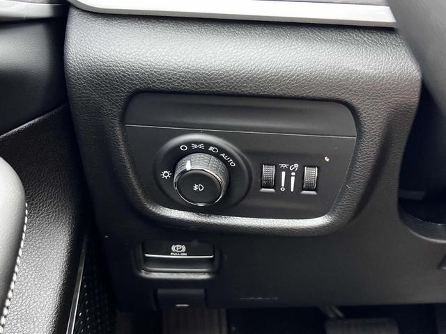 Photo of 2025 Bright White Clearcoat Jeep Grand Cherokee