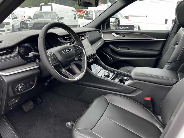 Photo of 2025 Bright White Clearcoat Jeep Grand Cherokee