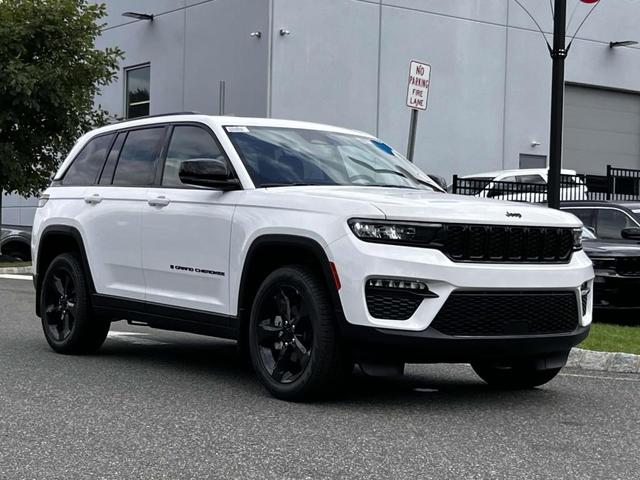Photo of 2025 Bright White Clearcoat Jeep Grand Cherokee