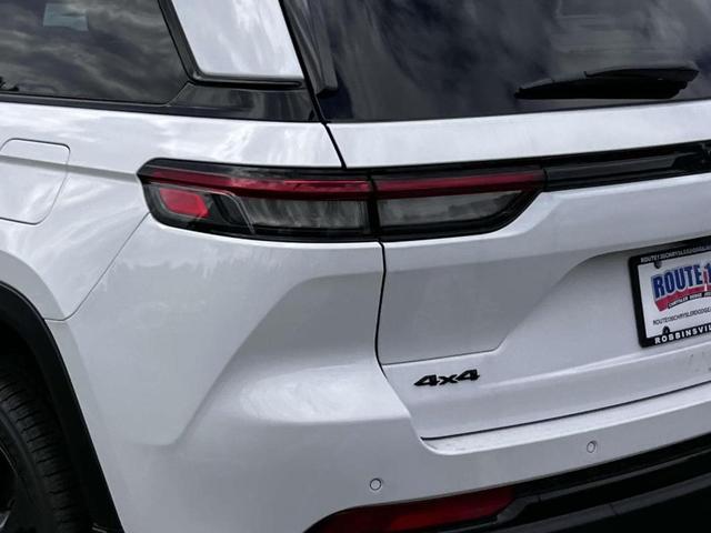 Photo of 2025 Bright White Clearcoat Jeep Grand Cherokee