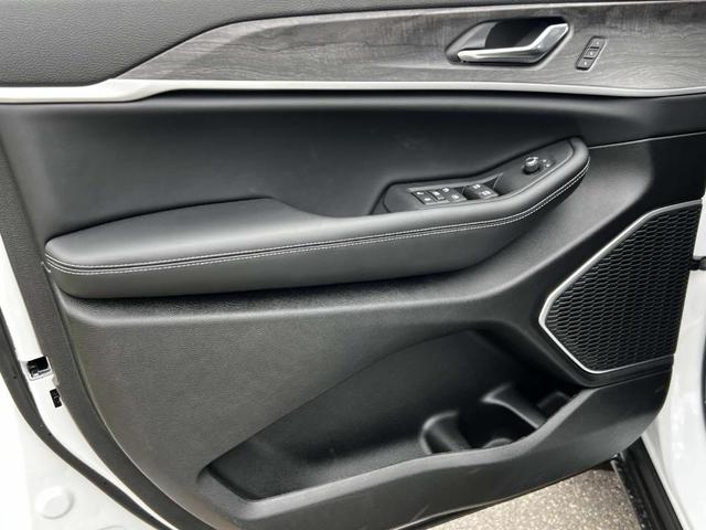 Photo of 2025 Bright White Clearcoat Jeep Grand Cherokee