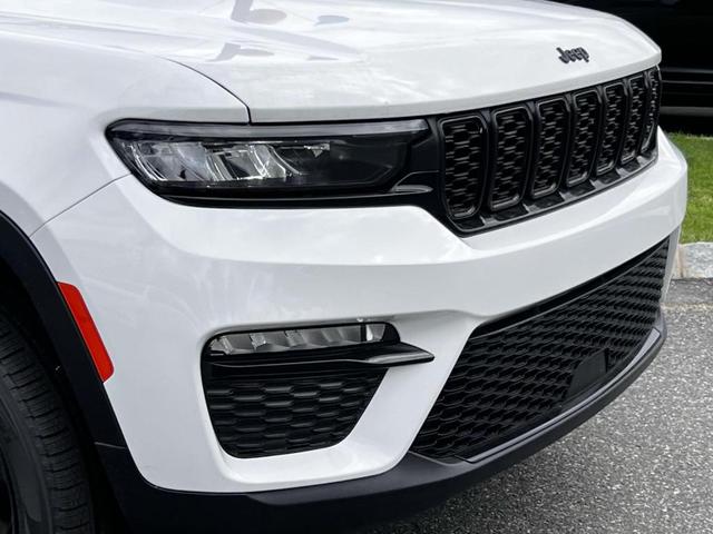 Photo of 2025 Bright White Clearcoat Jeep Grand Cherokee