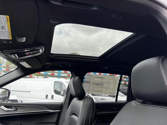 Photo of 2025 Bright White Clearcoat Jeep Grand Cherokee