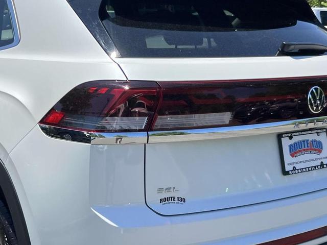 Photo of 2024 Opal White Pearl Effect Volkswagen Atlas Cross Sport