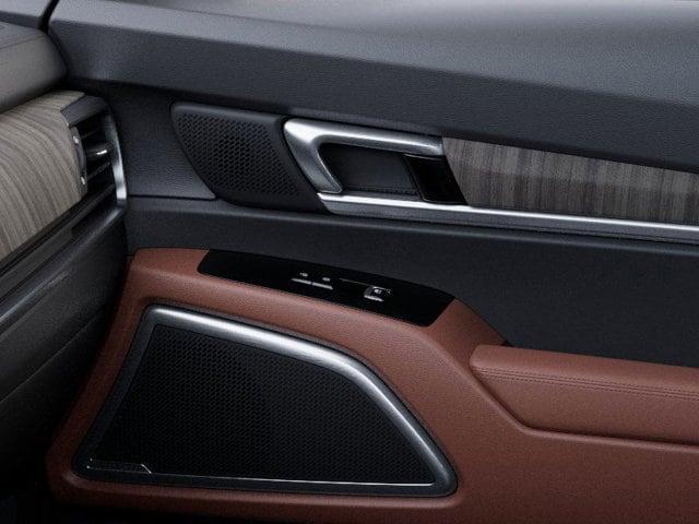 Photo of 2025 Glacial White Pearl Kia Telluride