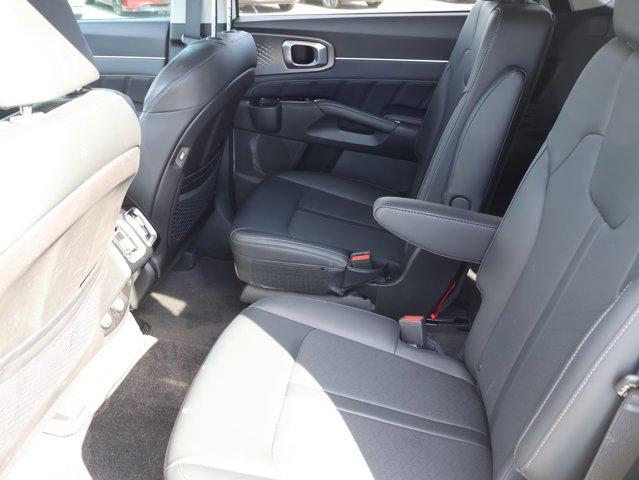 Photo of 2021 Glacial White Pearl Kia Sorento