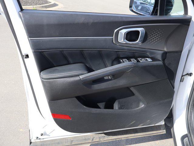 Photo of 2021 Glacial White Pearl Kia Sorento