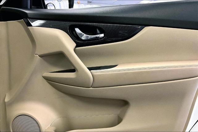 Photo of 2017 White Nissan Rogue