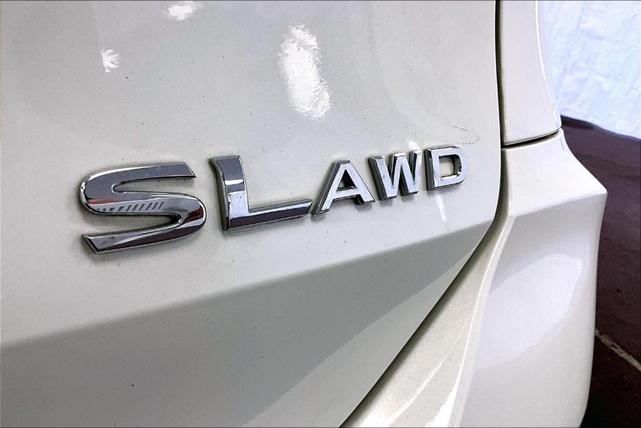 Photo of 2017 White Nissan Rogue