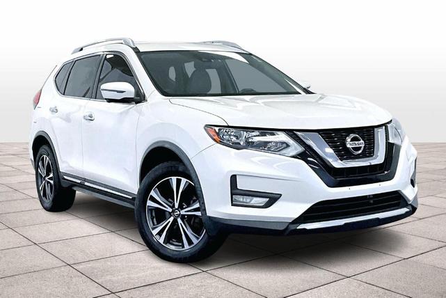 Photo of 2017 White Nissan Rogue