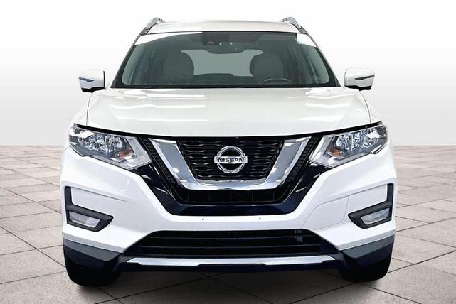 Photo of 2017 White Nissan Rogue