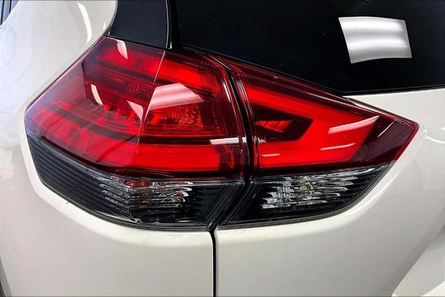 Photo of 2017 White Nissan Rogue