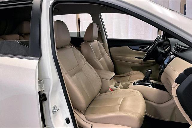 Photo of 2017 White Nissan Rogue
