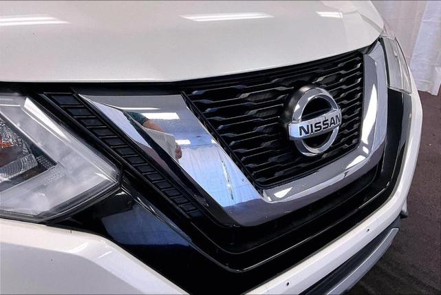 Photo of 2017 White Nissan Rogue