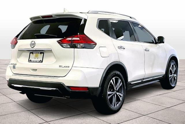 Photo of 2017 White Nissan Rogue