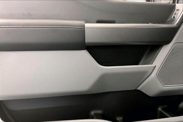Photo of 2025 Oxford White Ford F-350
