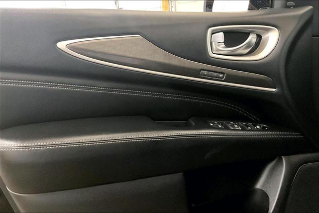 Photo of 2017 Black INFINITI QX60