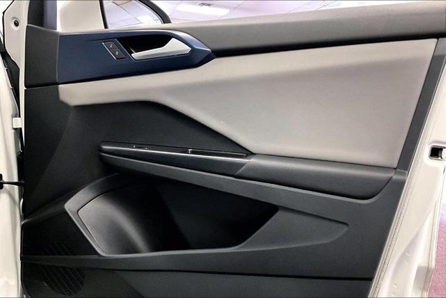 Photo of 2023 Pure White Volkswagen Taos