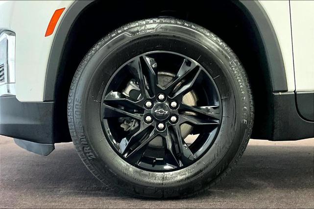 Photo of 2023 Summit White Chevrolet Traverse