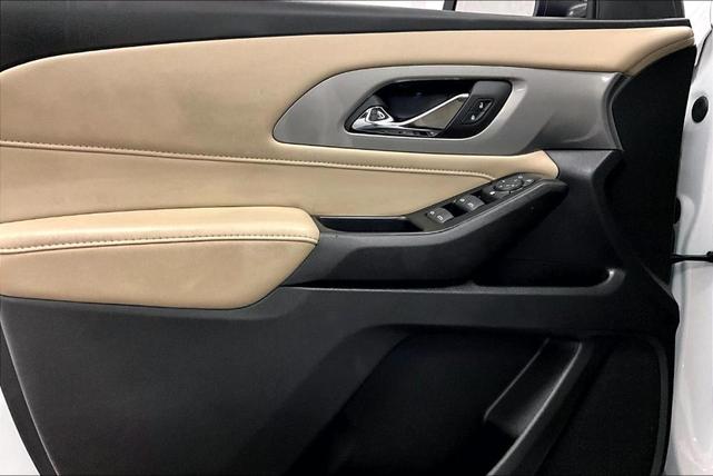 Photo of 2023 Summit White Chevrolet Traverse