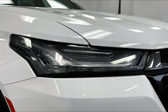 Photo of 2023 Summit White Chevrolet Traverse