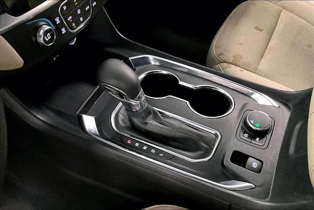 Photo of 2023 Summit White Chevrolet Traverse