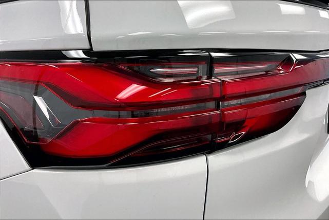 Photo of 2023 Summit White Chevrolet Traverse
