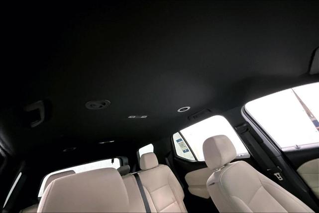 Photo of 2023 Summit White Chevrolet Traverse