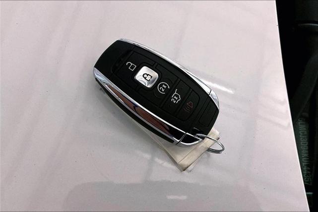 Photo of 2019 White Platinum Tri-Coat Metallic Lincoln MKC