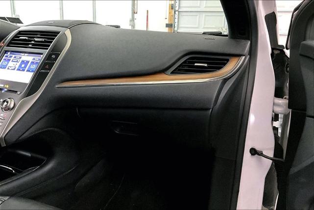 Photo of 2019 White Platinum Tri-Coat Metallic Lincoln MKC