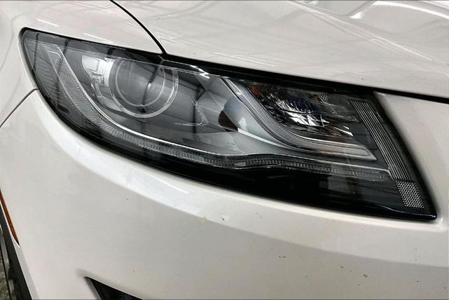 Photo of 2019 White Platinum Tri-Coat Metallic Lincoln MKC