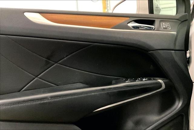 Photo of 2019 White Platinum Tri-Coat Metallic Lincoln MKC