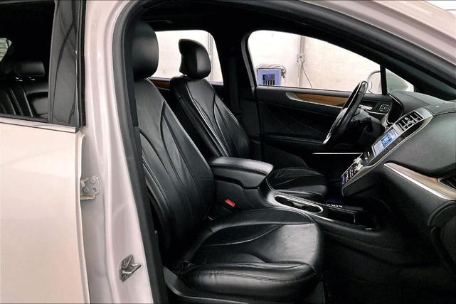 Photo of 2019 White Platinum Tri-Coat Metallic Lincoln MKC