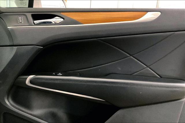Photo of 2019 White Platinum Tri-Coat Metallic Lincoln MKC