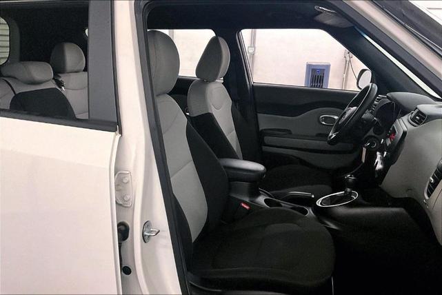 Photo of 2016 Clear White Kia Soul