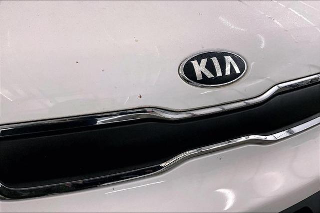 Photo of 2016 Clear White Kia Soul