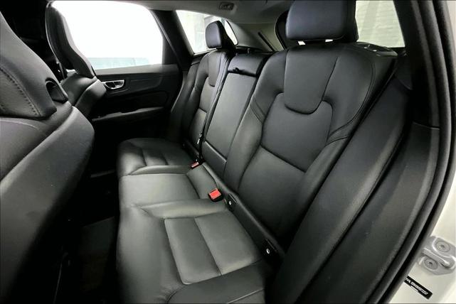 Photo of 2022 Crystal White Metallic Volvo XC60