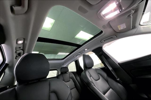 Photo of 2022 Crystal White Metallic Volvo XC60