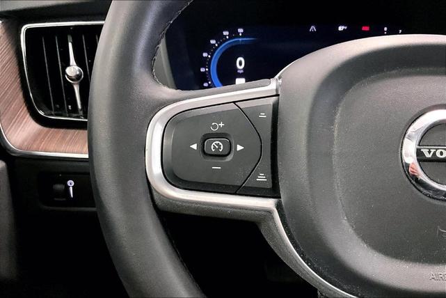 Photo of 2022 Crystal White Metallic Volvo XC60
