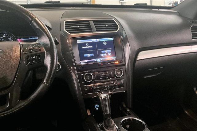 Photo of 2016 White Platinum Tri-Coat Metallic Ford Explorer