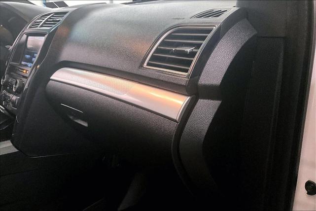 Photo of 2016 White Platinum Tri-Coat Metallic Ford Explorer