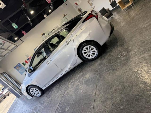 Photo of 2022 Classic Silver Metallic Toyota Prius