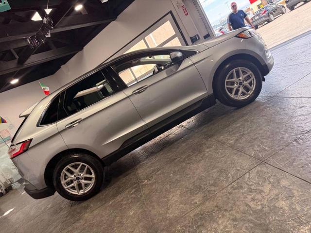 Photo of 2022 Iconic Silver Ford Edge