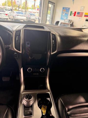 Photo of 2022 Iconic Silver Ford Edge